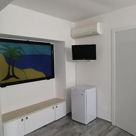 ゲストハウス Camera Privata Lo Scoglio 3*